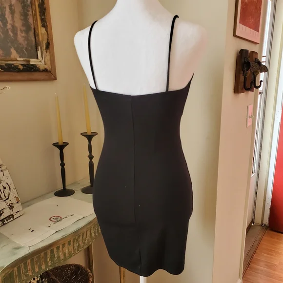 🥀 Little Black Dress - Picture 2 of 3